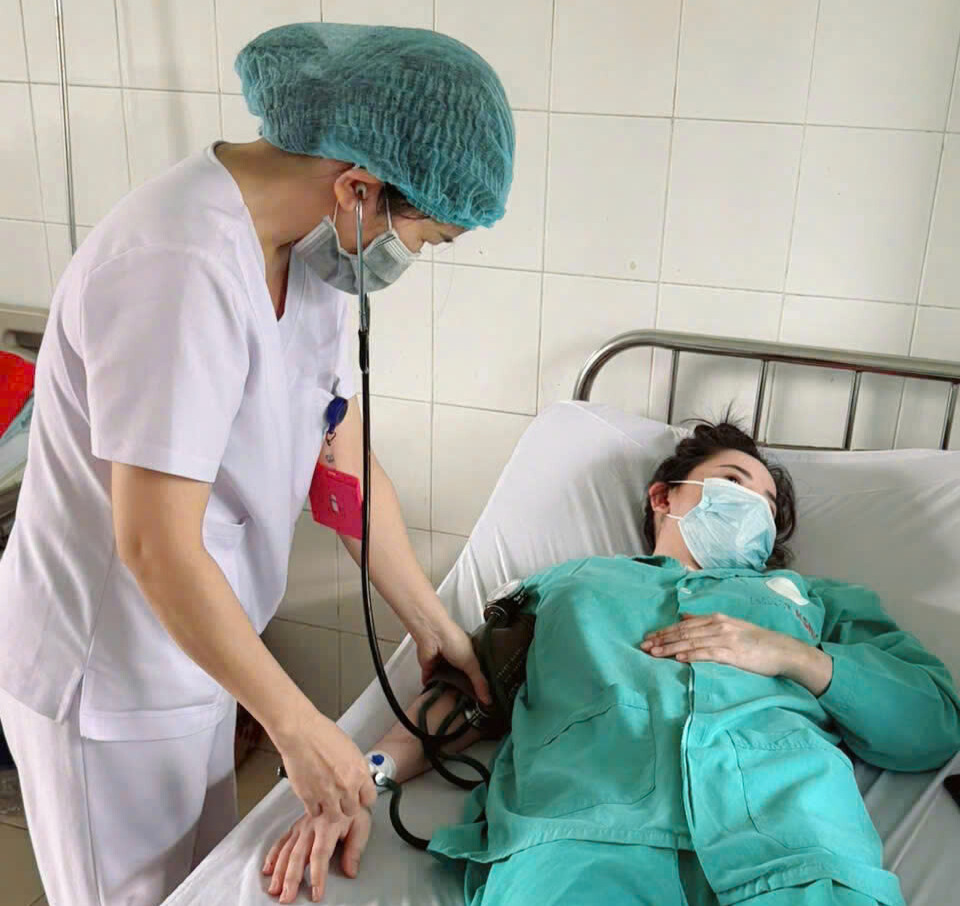 Nữ điều dưỡng hơn 20 năm tận tụy với bệnh nhân truyền nhiễm