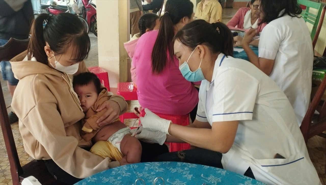 Tiêm chủng mở rộng: Thành quả và những khó khăn cần tháo gỡ